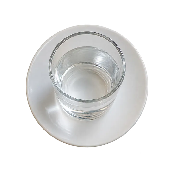 Un verre d'eau sur une soucoupe