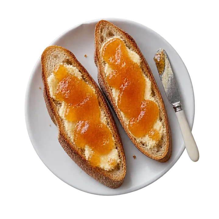 Une tartine beurrée et confiture sur une assiette