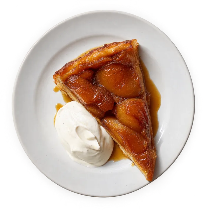 Une part de tarte tatin avec de la crème